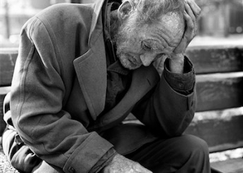 846-02797735
© ClassicStock / Masterfile
Model Release: Yes
Property Release: No
1970s DESTITUTE ELDERLY MAN SITTING ON PARK BENCH WITH HEAD IN HANDS OUTDOOR