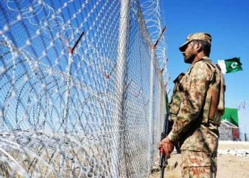 A Pakistani soldier keeps vigil next to a newly fenced border fencing along with Afghan's Paktika province border in Angoor Adda in Pakistan's South Waziristan tribal agency on October 18, 2017.

The Pakistan military vowed on October 18 a new border fence and hundreds of forts would help curb militancy, as it showcased efforts aimed at sealing the rugged border with Afghanistan long crossed at will by insurgents.   / AFP PHOTO / AAMIR QURESHI