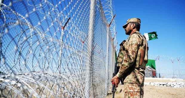 A Pakistani soldier keeps vigil next to a newly fenced border fencing along with Afghan's Paktika province border in Angoor Adda in Pakistan's South Waziristan tribal agency on October 18, 2017.

The Pakistan military vowed on October 18 a new border fence and hundreds of forts would help curb militancy, as it showcased efforts aimed at sealing the rugged border with Afghanistan long crossed at will by insurgents.   / AFP PHOTO / AAMIR QURESHI