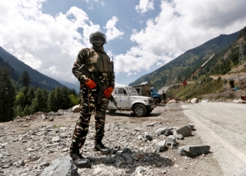 An Indian Central Reserve Police Force (CRPF) personnel stands guard at a checkpoint along a highway leading to Ladakh, at Gagangeer in Kashmir's Ganderbal district September 2, 2020. REUTERS/Danish Ismail