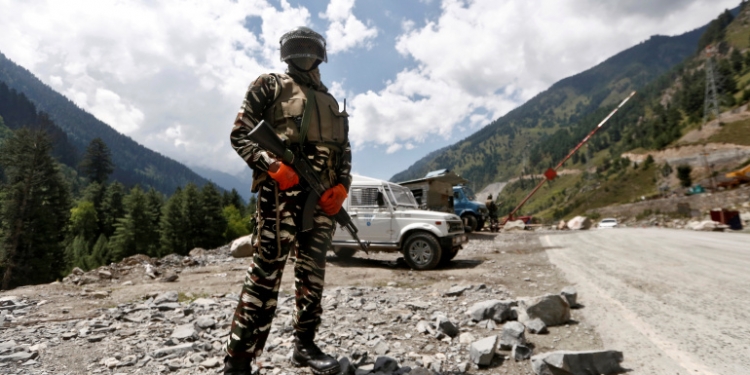 An Indian Central Reserve Police Force (CRPF) personnel stands guard at a checkpoint along a highway leading to Ladakh, at Gagangeer in Kashmir's Ganderbal district September 2, 2020. REUTERS/Danish Ismail