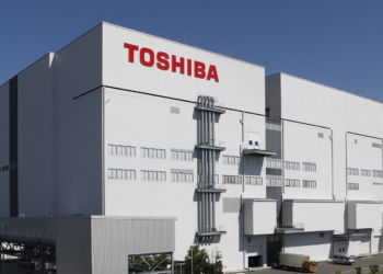 Toshiba's flash memory factory is pictured during a media tour in Yokkaichi, western Japan September 9, 2014.
  REUTERS/Reiji Murai (JAPAN - Tags: BUSINESS SCIENCE TECHNOLOGY) - GM1EA9A1CKH01