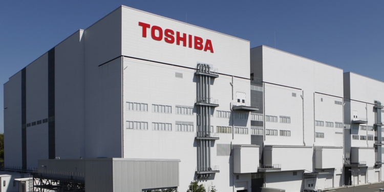 Toshiba's flash memory factory is pictured during a media tour in Yokkaichi, western Japan September 9, 2014.
  REUTERS/Reiji Murai (JAPAN - Tags: BUSINESS SCIENCE TECHNOLOGY) - GM1EA9A1CKH01