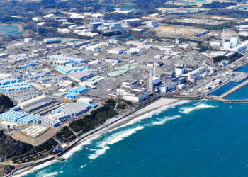 福島第一原発／処理済み汚染水の貯蔵タンクが並ぶ福島第一原発＝２０２１年４月１２日、朝日新聞社ヘリから＝福島県大熊町、双葉町