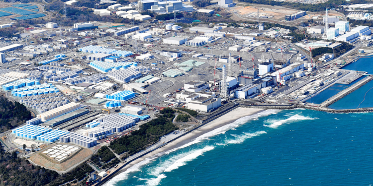 福島第一原発／処理済み汚染水の貯蔵タンクが並ぶ福島第一原発＝２０２１年４月１２日、朝日新聞社ヘリから＝福島県大熊町、双葉町