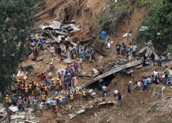 epa07026410 People continue to work during rescue and retrieval operation for landslide victims caused by Typhoon Mangkhut in Ucab village, Itogon town, Benguet Province, Philippines, 17 September 2018. The number of people killed in the Philippines by typhoon Mangkhut rose to 40 while dozens are missing, according to provisional data gathered as emergency teams access areas struck by the storm.  EPA/FRANCIS R. MALASIG