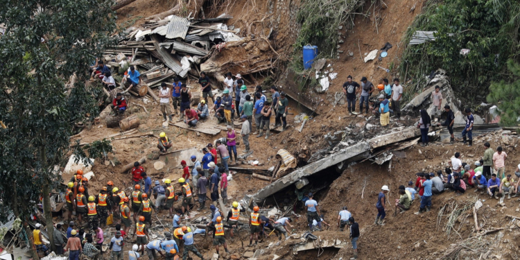 epa07026410 People continue to work during rescue and retrieval operation for landslide victims caused by Typhoon Mangkhut in Ucab village, Itogon town, Benguet Province, Philippines, 17 September 2018. The number of people killed in the Philippines by typhoon Mangkhut rose to 40 while dozens are missing, according to provisional data gathered as emergency teams access areas struck by the storm.  EPA/FRANCIS R. MALASIG