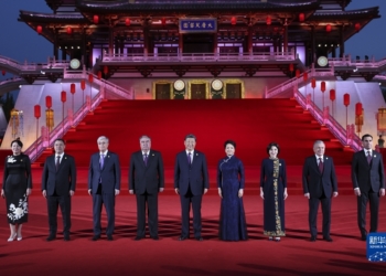 新华社照片，西安，2023年5月18日
    习近平和彭丽媛为出席中国-中亚峰会的中亚国家元首夫妇举行欢迎仪式和欢迎宴会并共同观看中国同中亚国家人民文化艺术年暨中国-中亚青年艺术节开幕式演出
    5月18日晚，国家主席习近平和夫人彭丽媛在陕西省西安市大唐芙蓉园为出席中国-中亚峰会的中亚国家元首夫妇举行欢迎仪式和欢迎宴会。宴会后，习近平夫妇同贵宾们共同观看中国同中亚国家人民文化艺术年暨中国－中亚青年艺术节开幕式演出。这是习近平夫妇在紫云楼前同贵宾合影留念。
    新华社记者 丁海涛 摄