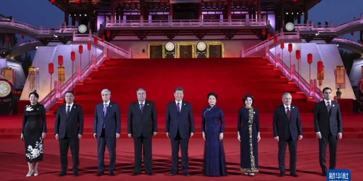 新华社照片，西安，2023年5月18日
    习近平和彭丽媛为出席中国-中亚峰会的中亚国家元首夫妇举行欢迎仪式和欢迎宴会并共同观看中国同中亚国家人民文化艺术年暨中国-中亚青年艺术节开幕式演出
    5月18日晚，国家主席习近平和夫人彭丽媛在陕西省西安市大唐芙蓉园为出席中国-中亚峰会的中亚国家元首夫妇举行欢迎仪式和欢迎宴会。宴会后，习近平夫妇同贵宾们共同观看中国同中亚国家人民文化艺术年暨中国－中亚青年艺术节开幕式演出。这是习近平夫妇在紫云楼前同贵宾合影留念。
    新华社记者 丁海涛 摄