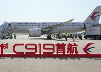 ÐÂ»ªÉçÕÕÆ¬£¬ÉÏº££¬2023Äê5ÔÂ28ÈÕ
    ¹ú²ú´óÐÍ¿Í»úC919¼´½«Ê×º½
    ÕâÊÇÔÚÉÏº£ºçÇÅ»ú³¡Í£»úÆºÅÄÉãµÄ¼´½«Ê×º½µÄC919·É»ú£¨5ÔÂ28ÈÕÉã£©¡£
    µ±ÈÕ£¬C919Ê×¸öÉÌÒµº½°à¶«º½MU9191½«´ÓÉÏº£ºçÇÅ¹ú¼Ê»ú³¡Æð·É£¬µ½´ïµØÎª±±¾©Ê×¶¼¹ú¼Ê»ú³¡¡£
    ÐÂ»ªÉç¼ÇÕß ¶¡Í¡ Éã