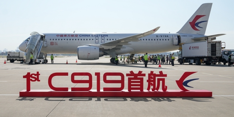 лªÉçÕÕÆ¬£¬ÉϺ££¬2023Äê5ÔÂ28ÈÕ
¹ú²ú´óÐͿͻúC919¼´½«Ê׺½
ÕâÊÇÔÚÉϺ£ºçÇÅ»ú³¡Í£»úƺÅÄÉãµÄ¼´½«Ê׺½µÄC919·É»ú£¨5ÔÂ28ÈÕÉ㣩¡£
µ±ÈÕ£¬C919Ê׸öÉÌÒµº½°à¶«º½MU9191½«´ÓÉϺ£ºçÇŹú¼Ê»ú³¡Æð·É£¬µ½´ïµØÎª±±¾©Ê×¶¼¹ú¼Ê»ú³¡¡£
лªÉç¼ÇÕß ¶¡Í¡ Éã