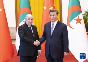 新华社照片，北京，2023年7月18日
    习近平同阿尔及利亚总统特本会谈
    7月18日下午，国家主席习近平在北京人民大会堂同来华进行国事访问的阿尔及利亚总统特本举行会谈。这是会谈前，习近平在人民大会堂北大厅为特本举行欢迎仪式。
    新华社记者 黄敬文 摄