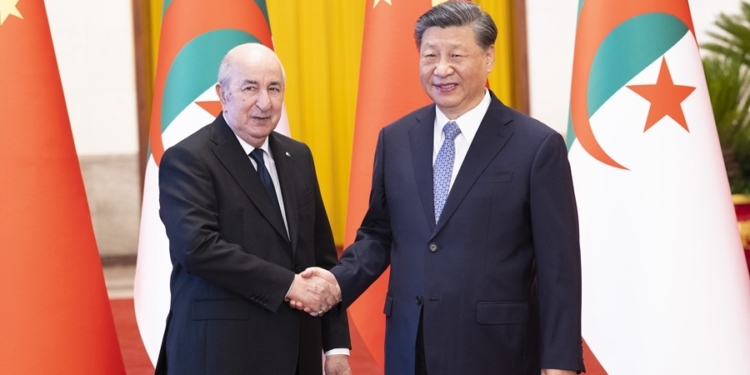 新华社照片，北京，2023年7月18日
    习近平同阿尔及利亚总统特本会谈
    7月18日下午，国家主席习近平在北京人民大会堂同来华进行国事访问的阿尔及利亚总统特本举行会谈。这是会谈前，习近平在人民大会堂北大厅为特本举行欢迎仪式。
    新华社记者 黄敬文 摄