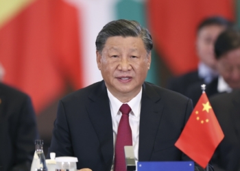 新华社照片，约翰内斯堡，2023年8月24日
    习近平和南非总统拉马福萨共同主持中非领导人对话会
    当地时间8月24日晚，国家主席习近平和南非总统拉马福萨在约翰内斯堡共同主持中非领导人对话会。
    习近平发表题为《携手推进现代化事业　共创中非美好未来》的主旨讲话。
    新华社记者 黄敬文 摄