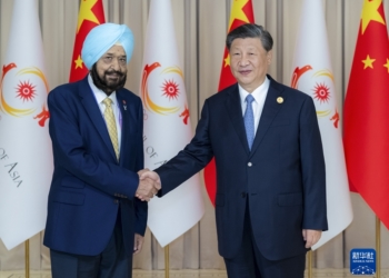 新华社照片，杭州，2023年9月22日
    习近平会见亚洲奥林匹克理事会代理主席辛格
    9月22日下午，国家主席习近平在杭州西湖国宾馆会见来华出席第19届亚洲运动会开幕式的亚洲奥林匹克理事会代理主席辛格。
    新华社记者 翟健岚 摄