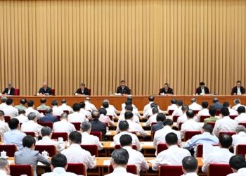 新华社照片,北京,2023年7月18日
习近平出席全国生态环境保护大会并发表重要讲话
7月17日至18日,全国生态环境保护大会在北京召开。中共中央总书记、国家主席、中央军委主席习近平出席会议并发表重要讲话。李强、赵乐际、王沪宁、蔡奇、丁薛祥、李希出席会议。
新华社记者 饶爱民 摄