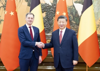 新华社照片，北京，2024年1月12日
    习近平会见比利时首相德克罗
    1月12日下午，国家主席习近平在北京人民大会堂会见来华进行正式访问的比利时首相德克罗。
    新华社记者 黄敬文 摄