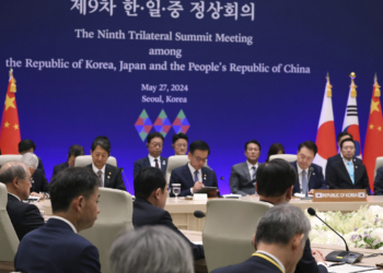 Japanese Prime Minister Kishida Fumio (C) and South Korean President Yoon Suk Yeol (2nd from R) attend their meeting with Chinese Premier Li Qiang at Cheong Wa Dae in Seoul, South Korea on May 27, 2024. The tripartite summit meeting of Japan, South Korea and China conference is held for the first time in 4 years and 6 months to confirm cooperation in the economic and trade fields.( The Yomiuri Shimbun via AP Images )