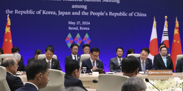Japanese Prime Minister Kishida Fumio (C) and South Korean President Yoon Suk Yeol (2nd from R) attend their meeting with Chinese Premier Li Qiang at Cheong Wa Dae in Seoul, South Korea on May 27, 2024. The tripartite summit meeting of Japan, South Korea and China conference is held for the first time in 4 years and 6 months to confirm cooperation in the economic and trade fields.( The Yomiuri Shimbun via AP Images )