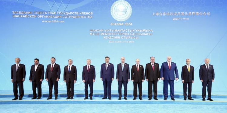 (240704) -- ASTANA, July 4, 2024 (Xinhua) -- Chinese President Xi Jinping poses for a group photo with leaders attending the 24th Meeting of the Council of Heads of State of the Shanghai Cooperation Organization (SCO) at the Independence Palace in Astana, Kazakhstan, July 4, 2024. (Xinhua/Ju Peng)