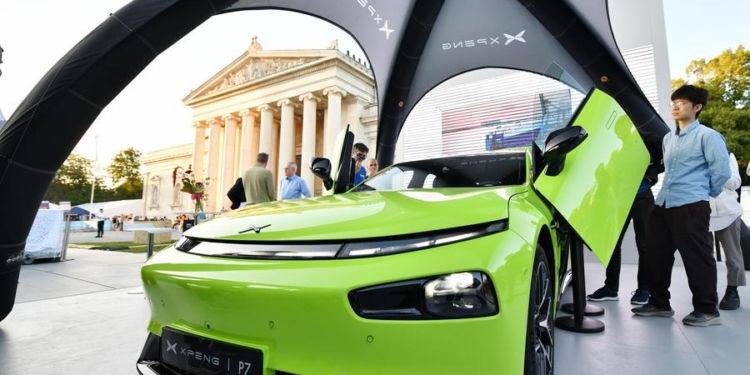 (230906) -- MUNICH, Sept. 6, 2023 (Xinhua) -- People visit the booth of Chinese carmaker Xpeng during the 2023 International Motor Show, officially known as the IAA MOBILITY 2023, in Munich, Germany, Sept. 5, 2023. The IAA MOBILITY 2023, one of the world's largest mobility trade fairs, opened in the southern German city of Munich on Tuesday.
At the six-day event are some 70 Chinese firms, the second largest number after the German participants. Under the motto Experience Connected Mobility of this year's IAA, Chinese carmakers are rolling out more chances and choices for local partners and customers in Europe. (Xinhua/Ren Pengfei)