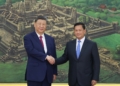 新华社照片，金边，2025年4月17日
    4月17日晚，国家主席习近平同柬埔寨首相洪玛奈在金边和平大厦举行会谈。
    新华社记者 刘卫兵 摄