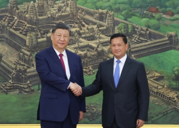 新华社照片，金边，2025年4月17日
    4月17日晚，国家主席习近平同柬埔寨首相洪玛奈在金边和平大厦举行会谈。
    新华社记者 刘卫兵 摄