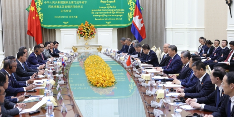 新华社照片，金边，2025年4月17日
    4月17日晚，国家主席习近平同柬埔寨首相洪玛奈在金边和平大厦举行会谈。
    新华社记者 丁海涛 摄