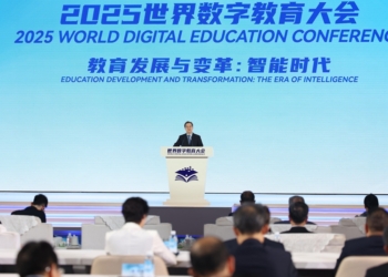新华社照片，武汉，2025年5月14日
    5月14日下午，中共中央政治局常委、国务院副总理丁薛祥在武汉出席2025世界数字教育大会开幕式并致辞。
    新华社记者 刘卫兵 摄
