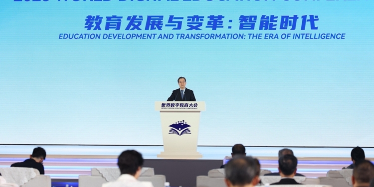 新华社照片，武汉，2025年5月14日
    5月14日下午，中共中央政治局常委、国务院副总理丁薛祥在武汉出席2025世界数字教育大会开幕式并致辞。
    新华社记者 刘卫兵 摄