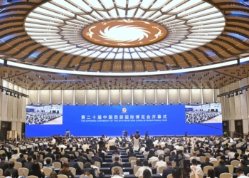 (250525) -- CHENGDU, May 25, 2025 (Xinhua) -- The opening ceremony of the 20th Western China International Fair is held in Chengdu, southwest China's Sichuan Province, May 25, 2025. The fair opened in Chengdu on Sunday under the theme of "Deepen Reform For More Momentum, Expand Openness for Greater Growth." The fair, which is hosted by the People's Government of Sichuan Province, has attracted over 3,000 enterprises from home and abroad, and will last until May 29.
   Hungary and Laos serve as the guest countries of honor at the fair, while east China's Zhejiang Province and northwest China's Qinghai Province act as the guest provinces of honor. (Xinhua/Liu Kun)
