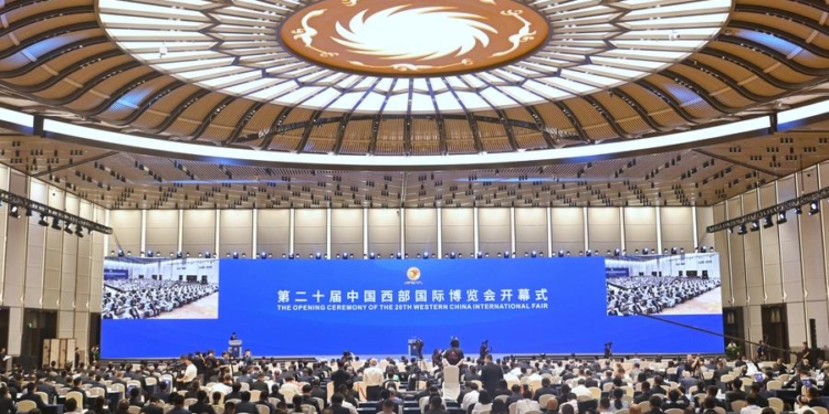 (250525) -- CHENGDU, May 25, 2025 (Xinhua) -- The opening ceremony of the 20th Western China International Fair is held in Chengdu, southwest China's Sichuan Province, May 25, 2025. The fair opened in Chengdu on Sunday under the theme of "Deepen Reform For More Momentum, Expand Openness for Greater Growth." The fair, which is hosted by the People's Government of Sichuan Province, has attracted over 3,000 enterprises from home and abroad, and will last until May 29.
   Hungary and Laos serve as the guest countries of honor at the fair, while east China's Zhejiang Province and northwest China's Qinghai Province act as the guest provinces of honor. (Xinhua/Liu Kun)