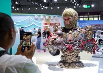 (250525) -- SHENZHEN, May 25, 2025 (Xinhua) -- A visitor takes photos of a "Black Myth: Wukong" bust at the 21st China (Shenzhen) International Cultural Industries Fair in Shenzhen, south China's Guangdong Province, May 23, 2025. The 21st China (Shenzhen) International Cultural Industries Fair opened Thursday in the southern Chinese metropolis of Shenzhen, offering an artificial intelligence (AI) exhibition area for the first time.
   The five-day event is being held across eight exhibition halls -- three comprehensive spaces and five specialized areas. The specialized halls cover a broad array of fields, including international cultural trade, cultural tourism, art and design, film and gaming, and intangible cultural heritage. (Xinhua/Liang Xu)