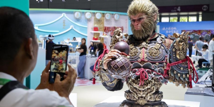 (250525) -- SHENZHEN, May 25, 2025 (Xinhua) -- A visitor takes photos of a "Black Myth: Wukong" bust at the 21st China (Shenzhen) International Cultural Industries Fair in Shenzhen, south China's Guangdong Province, May 23, 2025. The 21st China (Shenzhen) International Cultural Industries Fair opened Thursday in the southern Chinese metropolis of Shenzhen, offering an artificial intelligence (AI) exhibition area for the first time.
   The five-day event is being held across eight exhibition halls -- three comprehensive spaces and five specialized areas. The specialized halls cover a broad array of fields, including international cultural trade, cultural tourism, art and design, film and gaming, and intangible cultural heritage. (Xinhua/Liang Xu)