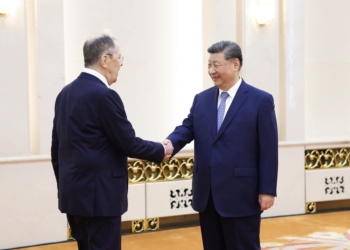 新华社照片，北京，2025年7月15日
    7月15日上午，国家主席习近平在北京人民大会堂会见俄罗斯外长拉夫罗夫。
    新华社记者 丁林 摄
