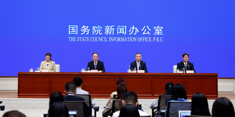 ÐÂ»ªÉçÕÕÆ¬£¬±±¾©£¬2025Äê9ÔÂ9ÈÕ
    9ÔÂ9ÈÕ£¬¹úÎñÔºÐÂÎÅ°ì¹«ÊÒÔÚ±±¾©¾ÙÐÐ¡°¸ßÖÊÁ¿Íê³É¡®Ê®ËÄÎå¡¯¹æ»®¡±ÏµÁÐÖ÷ÌâÐÂÎÅ·¢²¼»á£¬¹¤ÒµºÍÐÅÏ¢»¯²¿²¿³¤ÀîÀÖ³É¡¢¹¤ÒµºÍÐÅÏ¢»¯²¿¸±²¿³¤ÐÁ¹ú±ó¡¢¹¤ÒµºÍÐÅÏ¢»¯²¿¸±²¿³¤ÕÅÔÆÃ÷½éÉÜ¡°Ê®ËÄÎå¡±Ê±ÆÚ´óÁ¦ÍÆ½øÐÂÐÍ¹¤Òµ»¯£¬¹®¹Ì×³´óÊµÌå¾­¼Ã¸ù»ùÓÐ¹ØÇé¿ö£¬²¢´ð¼ÇÕßÎÊ¡£
    ÐÂ»ªÉç¼ÇÕß ÕÅÓñÞ± Éã