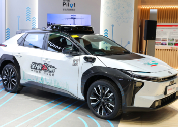 2025年11月3日，第八届进博会将于11月5日至10日在国家会展中心（上海）开幕，展会的各项准备工作基本就绪，场馆布展进入收尾最后阶段。丰田汽车，丰田、小马智行联合推出的无人智驾。