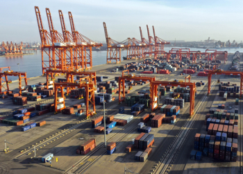 新华社照片,北京,2022年12月7日
我国前11个月外贸进出口保持稳定增长
12月7日拍摄的唐山港京唐港区集装箱码头一角(无人机照片)。
海关总署7日发布数据:今年前11个月,我国货物贸易进出口总值38.34万亿元,同比增长8.6%。其中,出口21.84万亿元,增长11.9%;进口16.5万亿元,增长4.6%;贸易顺差5.34万亿元,扩大42.8%。
新华社发(李磊 摄)