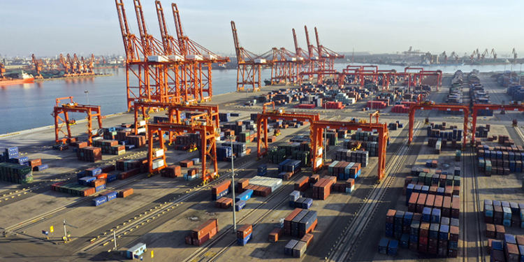 新华社照片，北京，2022年12月7日
    我国前11个月外贸进出口保持稳定增长
    12月7日拍摄的唐山港京唐港区集装箱码头一角（无人机照片）。
    海关总署7日发布数据：今年前11个月，我国货物贸易进出口总值38.34万亿元，同比增长8.6%。其中，出口21.84万亿元，增长11.9%；进口16.5万亿元，增长4.6%；贸易顺差5.34万亿元，扩大42.8%。
    新华社发（李磊 摄）