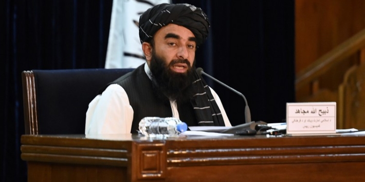 Taliban spokesman Zabihullah Mujahid addresses a press conference in Kabul on September 7, 2021. - The Taliban on September 7 announced UN-sanctioned Taliban veteran Mullah Mohammad Hassan Akhund as the leader of their new government, while giving key positions to some of the movement's top officials. (Photo by Aamir QURESHI / AFP)