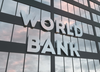 World Bank sign on a modern glass skyscraper. World Bank glass building. 3d rendering. SSUCv3H4sIAAAAAAAACpxU247bIBB9r9R/iHhOVDAYw/7Kah8wkBitbSzAaVer/feOryFpuyvVT3Dmds7MmPfv3w4HVKvoNHo6vE83uLu2HWMKKjnfA0yOKx5sb2zIkWugHAOAN8Aal3xwqs3BWiXd9KqzAPZj207wx2xEMak0Rhun6iukVbIXyLGAe4qF4vNyP2yG2QgRYELomGFxrGdsg5bk/xW5HF42Nepie/124za1wRnrG3e1OUPAOz+18HQJamicjj9qpV8vwY+9iXv6l+UwV1k7EGxr1dKU56Usev2ZbOjyNqnROJ916Oq1aicHmmUagtOuv2RhPjXzCLcwDWxSeMu7gFrvB1W3k5oz5LQb3qgYJ/IbnhXSsDC+y+r0Ps0C1qzIwFSnK6GFxBhXhFeUFFJSifJNaBzkmelsBMeh9cpYc9fwwfemnBaRs4IIXgi2TxAN7ldSmU1mNmMHH10aGp98zH3Km48yvrbAQr/mDtXNITZjgmk8uFAqszrBqi4mN6/85lCKm8OyGTDnzvYpY0JFxiRfq9XOSrLuyzYUWNfOAZ/7Bv1FhJBEfiFCSMaP/2iykCX7VKCQOff7KQgpyVdTkAWtPtMuaVX9+a/MAhz8T7eNudOOmMCMMibEvt4P0hHBoqQVJgzvLpt0RLhgEnPOdtOdclRQ0FYUnNxCV+GIEEE4h+dxj3yQjUpGeMmxKHaXXDWiJS8rXPH5qVjlumnMSGtCFdXnk6hMeWI1USdpz+akLJbw1aqiGKI+fgMAAP//AwCc/Ujd3wUAAA==