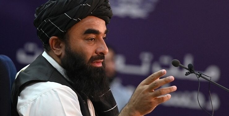 Taliban spokesman Zabihullah Mujahid speaks during a press conference in Kabul on August September 6, 2021. - The Taliban on September 6, 2021 said that any insurgency against their rule would be "hit hard", after earlier saying they had captured the Panjshir Valley -- the last pocket of resistance. (Photo by WAKIL KOHSAR / AFP)