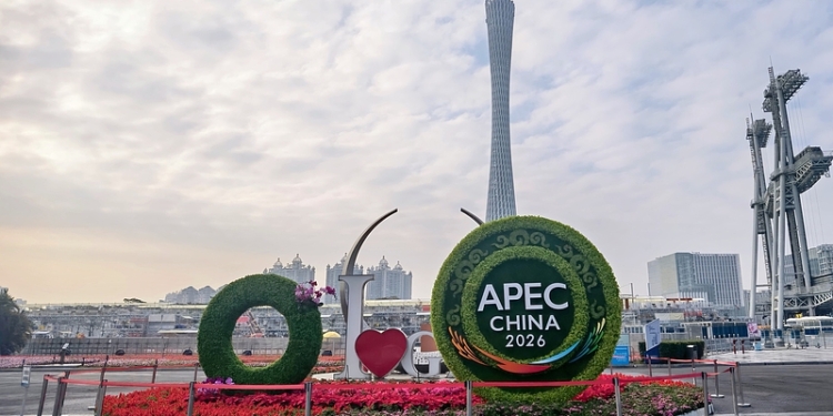 {"data":{"pictureId":"a4191e0a8150430ab0bb00b63ce9f7c3","appversion":"14.0.0","stickerId":"","filterId":"","infoStickerId":"","imageEffectId":"","playId":"","activityName":"","os":"android","product":"retouch","originAppId":"2515","exportType":"","editType":"","alias":"","enterFrom":"enter_launch","capability_key":["edit"],"capability_extra_v2":{"edit":[{"panel":"light_sensitive"},{"panel":"one_key_edit"}]},"effect_type":"tool","effect_id":"edit"},"source_type":"douyin_beauty_me"}