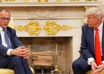 US President Donald Trump (r) receives German Chancellor Friedrich Merz (CDU) in the Oval Office at the White House. It is the first meeting between the two politicians since Trump and Merz took office.